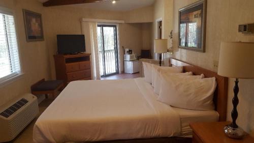 North Stonington Hotel | Cedar Park Inn