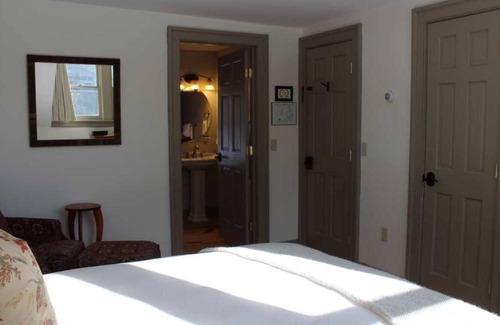 Keene Bed & Breakfast | Cedar Room - Private Bath with Queen Bed