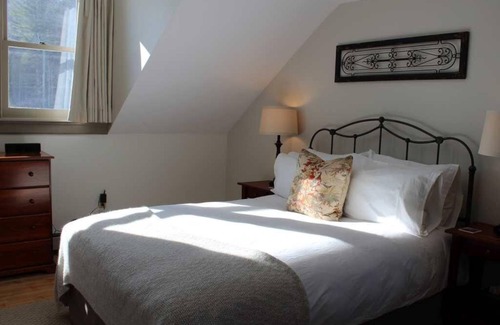 Keene Bed & Breakfast | Cedar Room - Private Bath with Queen Bed