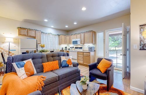 Stanwood Apartment | Cedars Hideaway B | Dog-friendly apartment in Stanwood with a fire table