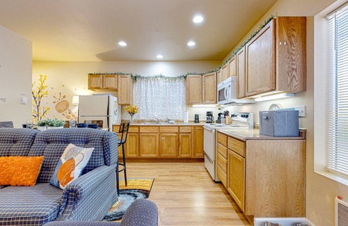 Stanwood Apartment | Cedars Hideaway B | Dog-friendly apartment in Stanwood with a fire table
