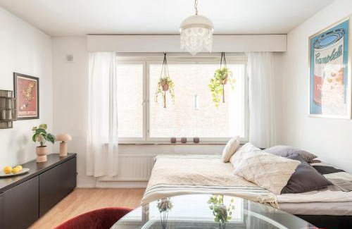 Punavuori Apartment | Central and Hip w King Bed, 50m tram and bus, Netflix