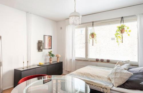 Punavuori Apartment | Central and Hip w King Bed, 50m tram and bus, Netflix