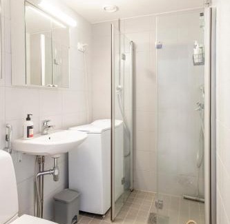 Punavuori Apartment | Central and Hip w King Bed, 50m tram and bus, Netflix