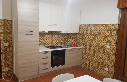 Scalea Apartment | Central apartment, in a small quiet building, close to the sea.