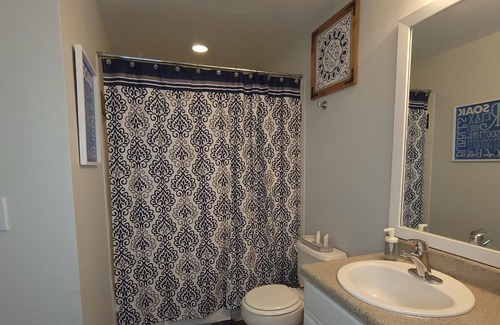 West Arlington Apartment | Central Arlington 6 MILES FROM AT&T stadium! Tons of shopping experience!