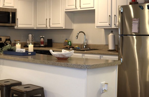 West Arlington Apartment | Central Arlington 6 MILES FROM AT&T stadium! Tons of shopping experience!