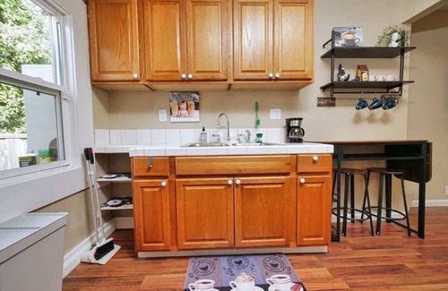 Poets Corner Apartment | Central Berkeley Garden Oasis