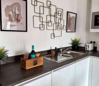 Derby Apartment | Central Derby Urban 2 Bedroom Flat - An Oasis of Elegance! Free Parking and Wifi suitable for families and professionals