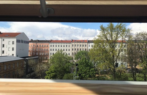 Victoriastadt Apartment | CENTRAL FLAT WITH KITCHEN (13 MIN. TO CITY CENTER)