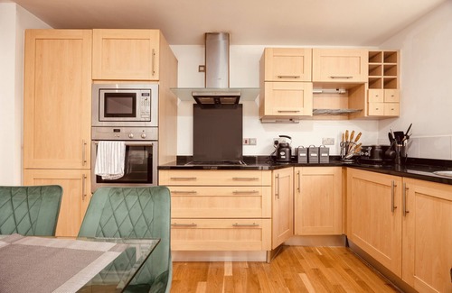 Leeds Apartment | Central Leeds Dock Apt, Free Secure Parking! 2 Bed