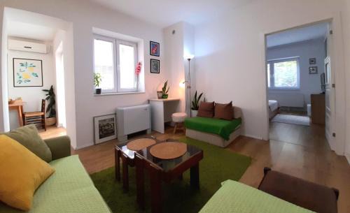 Struga Apartment | Central Modern Apt with Garden