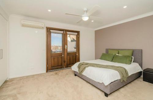 Temora Apartment | Central Modern Spacous Townhouse 290B