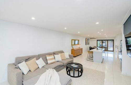 Temora Apartment | Central Modern Spacous Townhouse 290B