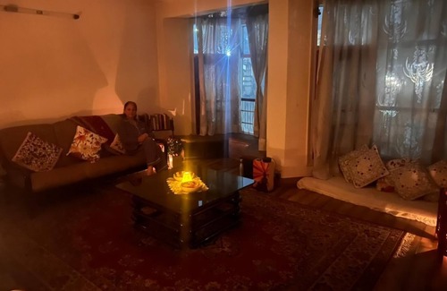 Bemloi Cottage | Central Shimla|7 Mins-Mall| Kitchen| Laundry 1BDR Duplex |Attic Bedroom| Balcony