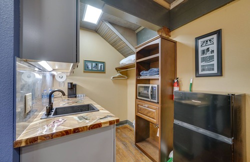 Texarkana Apartment | Central Texarkana Studio Rental w/Railroad Views!