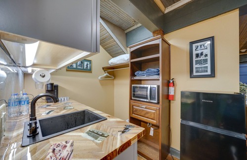 Texarkana Apartment | Central Texarkana Studio Rental w/Railroad Views!