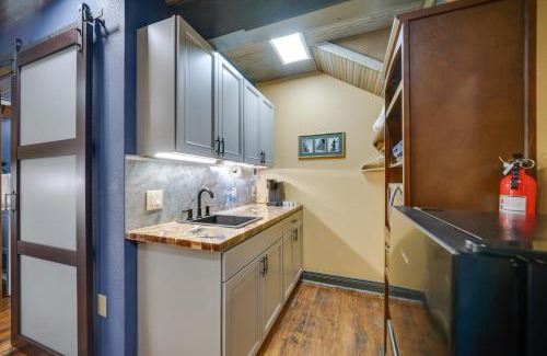 Texarkana Apartment | Central Texarkana Studio Rental with Railroad Views!