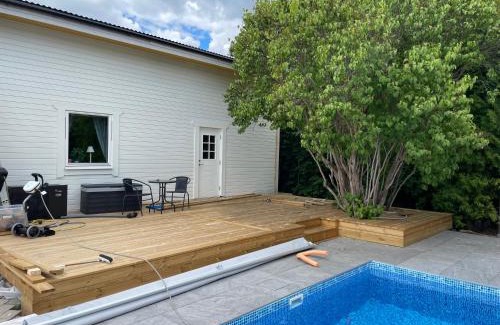 Eskilstuna House | Centralt boende, pool, nära till natur & våtmark