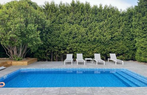 Eskilstuna House | Centralt boende, pool, nära till natur & våtmark