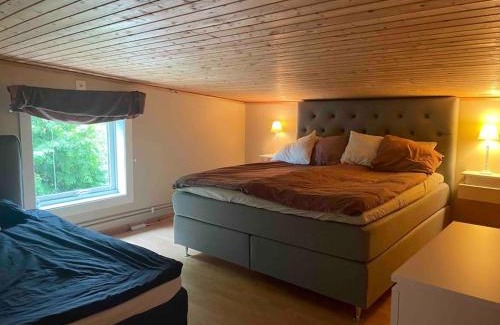 Eskilstuna House | Centralt boende, pool, nära till natur & våtmark