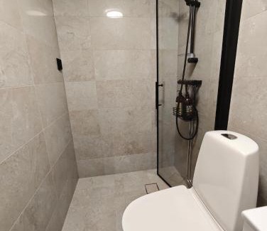 Sala Apartment | Centralt gästhus i Sala med kök, trädgård & Wi-Fi