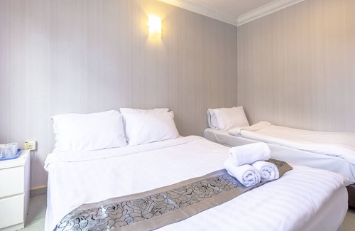 Geylang House | Centre of attraction, famous food & fruit! 12, 402