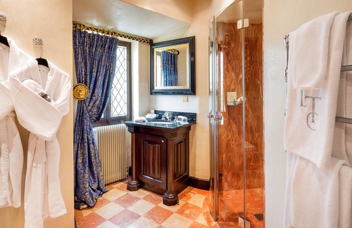 Saint-Laurent-de-Medoc Bed & Breakfast | Château La Tour Carnet - B.Magrez Luxury Wine Experience