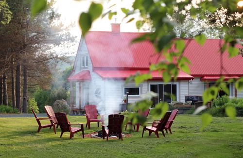 Saint-Nazaire-de-Dorchester Ski Chalet | Charmante Villa au Toit Rouge Près du Parc et la Station du ski Massif du Sud