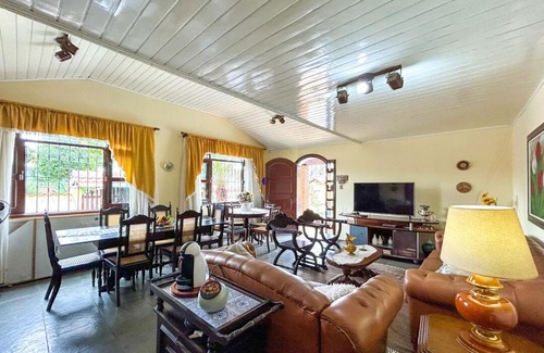 Jardim Colonial House | Chacara elegante com piscina e lazer em Atibaia SP