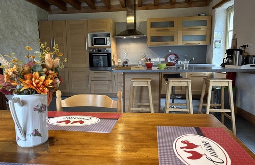 Saint-Bonnet-de-Rochefort Cottage | Chaleureuse maison écologique avec jardin clos, proche rivière et village médiéval. Draps fournis.