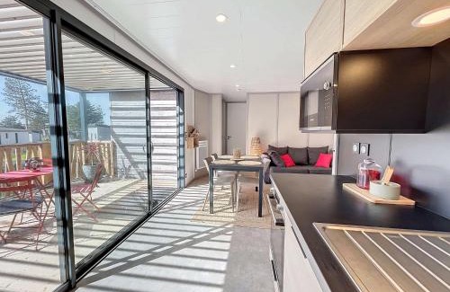 Jullouville Ski Chalet | Chalet cozy à Jullouville - 4 pers, piscine chauffée, proche plage et commerces - FR-1-361-538