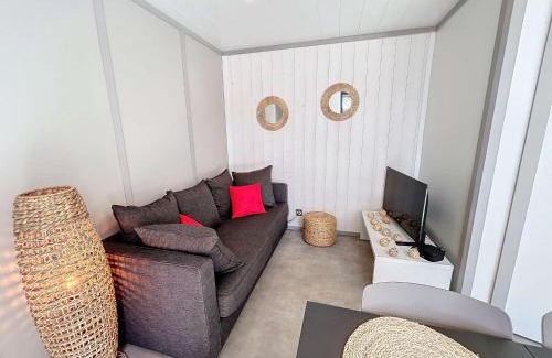 Jullouville Ski Chalet | Chalet cozy à Jullouville - 4 pers, piscine chauffée, proche plage et commerces - FR-1-361-538