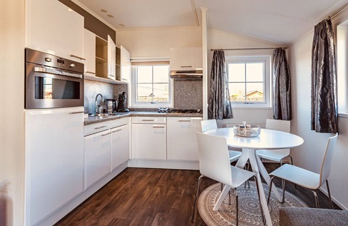 Giethoorn House | Chalet "De Grote Belter" is a beautiful chalet for up to four guests. The chalets are fully equipped.