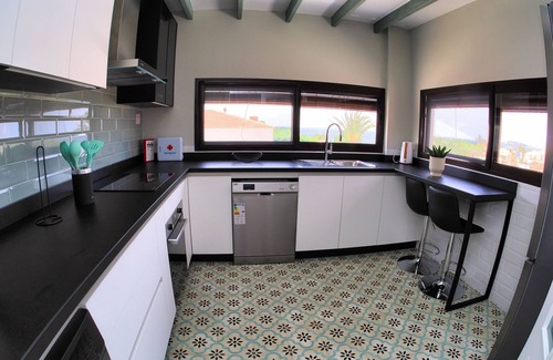 Los Puertos Ski Chalet | Chalet de Lujocasa Terracota con Piscina, 3 Cocinas, 6 Habitaciones y 6 Baños