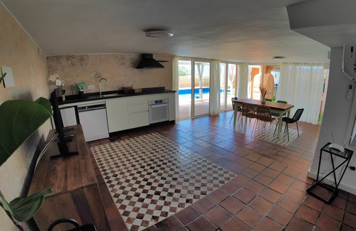 Los Puertos Ski Chalet | Chalet de Lujocasa Terracota con Piscina, 3 Cocinas, 6 Habitaciones y 6 Baños