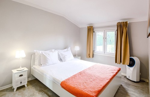 Palmela Ski Chalet | Chalet "Do Vale" with Shared Pool, Private Terrace & Wi-Fi