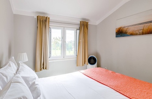 Palmela Ski Chalet | Chalet "Do Vale" with Shared Pool, Private Terrace & Wi-Fi