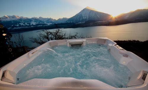 Sigriswil Ski Chalet | CHALET EGGLEN "Typical Swiss House, Best Views, Private Jacuzzi"