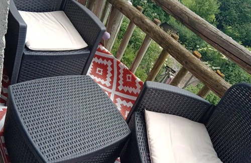 Cunlhat Ski Chalet | Chalet 'Gite Du P'tit Fermier' with Mountain View, Shared Pool and Wi-Fi