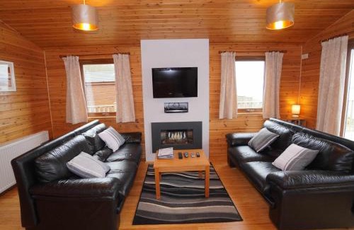 Kinross Ski Chalet | Chalet Loch Leven Lodge 11 by Interhome