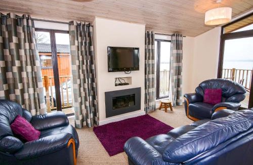 Kinross Ski Chalet | Chalet Loch Leven Lodge by Interhome