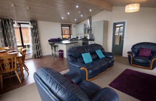 Kinross Ski Chalet | Chalet Loch Leven Lodge by Interhome