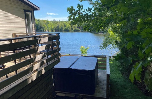 Saint-Calixte Ski Chalet | Chalet Shadow - spa - lakeside swimming - fireplace - paddleboard - beach