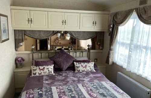 Caergeiliog Ski Chalet | Chalet Sleeps 4 Near Cymyran Beach