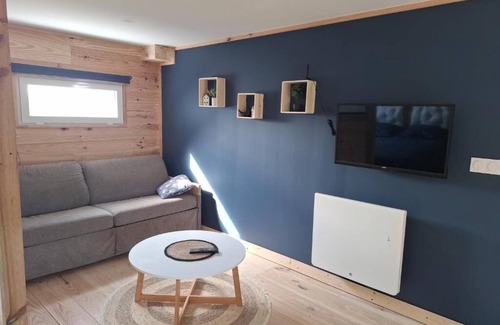 Samer House | chalet-style cottage