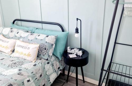 Kidwelly Ski Chalet | Chalet Ty Lilli Wen -Sleep 6- Pet friendly