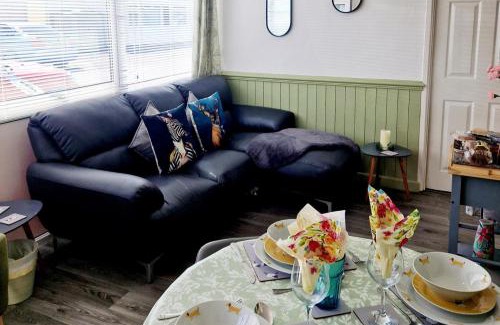 Kidwelly Ski Chalet | Chalet Ty Lilli Wen -Sleep 6- Pet friendly