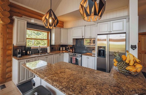 Mille-Isles Ski Chalet | Chalet White Wolf Spa at Fiddler Lake with Private Spa, Sauna, and Pool