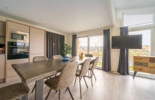 Linden House | Chalet with 4 bedrooms, a terrace and a jetty